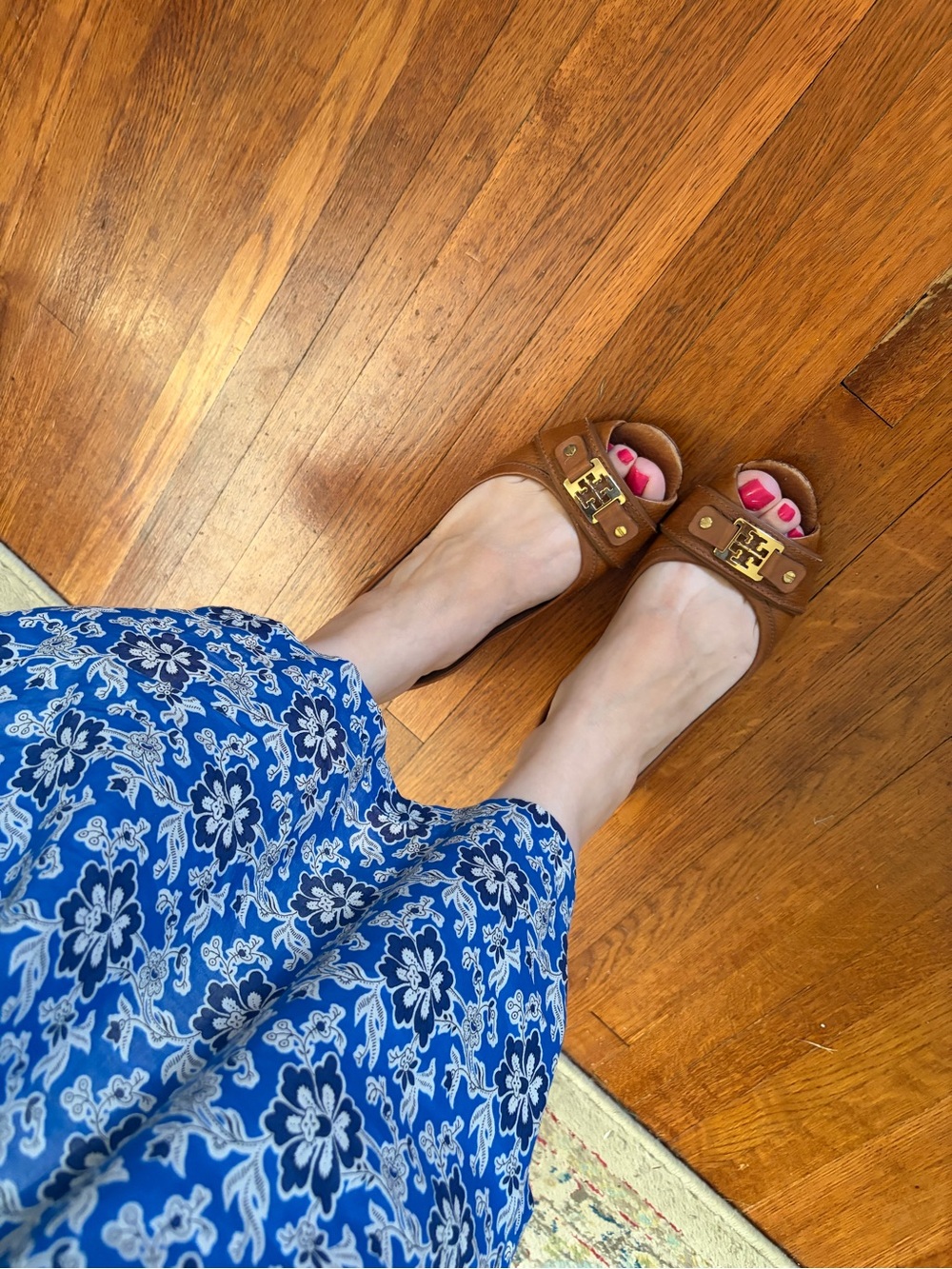 Tory Burch Cognac Leather Peep-Toe Flats with Gold Logo - Picture 2 of 6